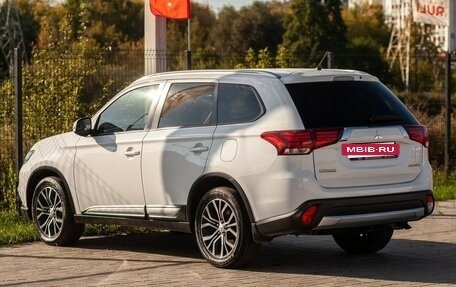 Mitsubishi Outlander III рестайлинг 3, 2015 год, 1 800 000 рублей, 8 фотография
