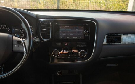 Mitsubishi Outlander III рестайлинг 3, 2015 год, 1 800 000 рублей, 28 фотография