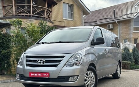 Hyundai H-1 II рестайлинг, 2015 год, 2 400 000 рублей, 1 фотография