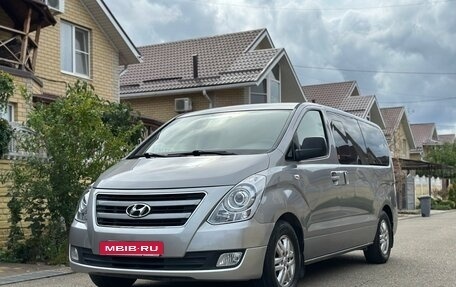 Hyundai H-1 II рестайлинг, 2015 год, 2 400 000 рублей, 4 фотография