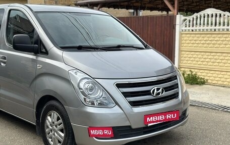 Hyundai H-1 II рестайлинг, 2015 год, 2 400 000 рублей, 11 фотография
