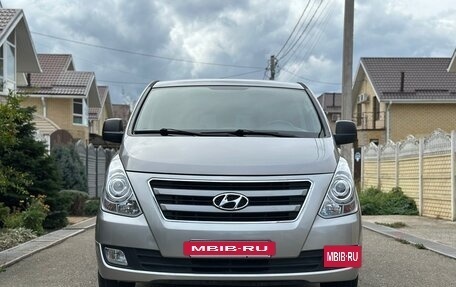 Hyundai H-1 II рестайлинг, 2015 год, 2 400 000 рублей, 2 фотография