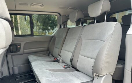 Hyundai H-1 II рестайлинг, 2015 год, 2 400 000 рублей, 25 фотография