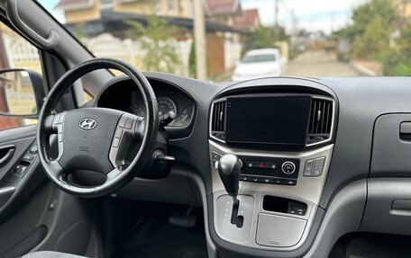 Hyundai H-1 II рестайлинг, 2015 год, 2 400 000 рублей, 23 фотография