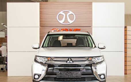 Mitsubishi Outlander III рестайлинг 3, 2018 год, 1 595 000 рублей, 2 фотография