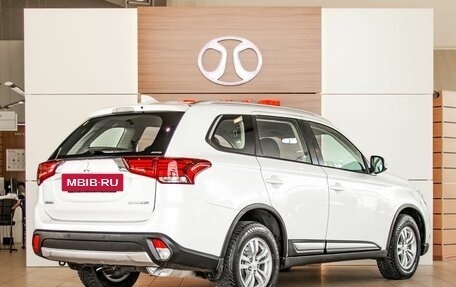 Mitsubishi Outlander III рестайлинг 3, 2018 год, 1 595 000 рублей, 6 фотография