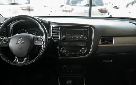 Mitsubishi Outlander III рестайлинг 3, 2018 год, 1 595 000 рублей, 11 фотография