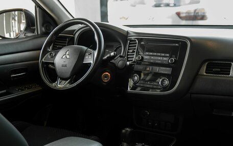 Mitsubishi Outlander III рестайлинг 3, 2018 год, 1 595 000 рублей, 13 фотография