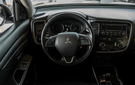 Mitsubishi Outlander III рестайлинг 3, 2018 год, 1 595 000 рублей, 12 фотография