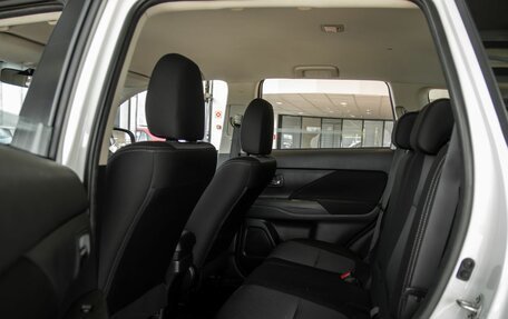 Mitsubishi Outlander III рестайлинг 3, 2018 год, 1 595 000 рублей, 19 фотография