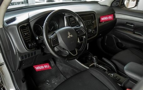 Mitsubishi Outlander III рестайлинг 3, 2018 год, 1 595 000 рублей, 10 фотография