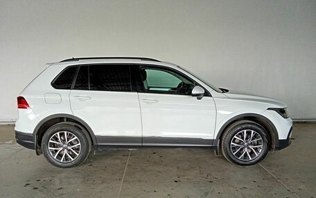 Volkswagen Tiguan II, 2021 год, 2 425 000 рублей, 8 фотография