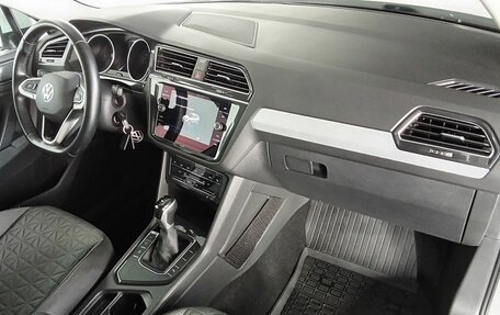 Volkswagen Tiguan II, 2021 год, 2 425 000 рублей, 11 фотография