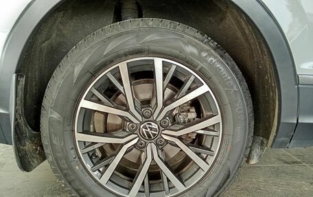 Volkswagen Tiguan II, 2021 год, 2 425 000 рублей, 17 фотография