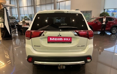 Mitsubishi Outlander III рестайлинг 3, 2015 год, 2 100 000 рублей, 10 фотография