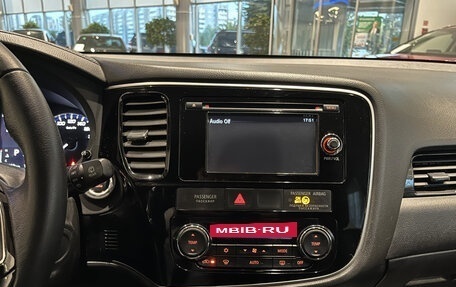 Mitsubishi Outlander III рестайлинг 3, 2015 год, 2 100 000 рублей, 19 фотография