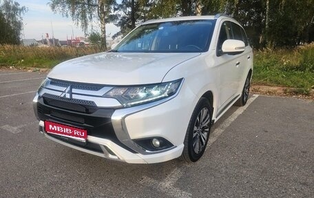 Mitsubishi Outlander III рестайлинг 3, 2022 год, 3 000 000 рублей, 1 фотография