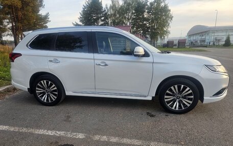 Mitsubishi Outlander III рестайлинг 3, 2022 год, 3 000 000 рублей, 5 фотография