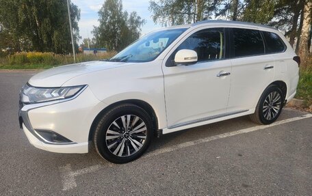 Mitsubishi Outlander III рестайлинг 3, 2022 год, 3 000 000 рублей, 2 фотография