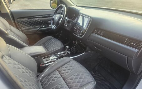 Mitsubishi Outlander III рестайлинг 3, 2022 год, 3 000 000 рублей, 7 фотография