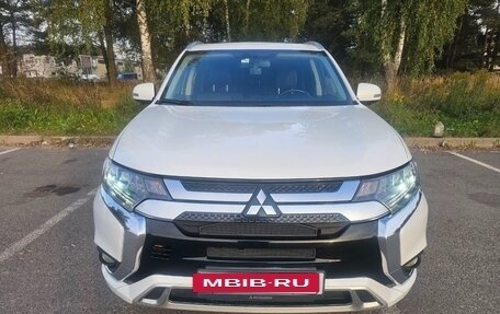 Mitsubishi Outlander III рестайлинг 3, 2022 год, 3 000 000 рублей, 3 фотография