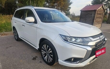 Mitsubishi Outlander III рестайлинг 3, 2022 год, 3 000 000 рублей, 4 фотография
