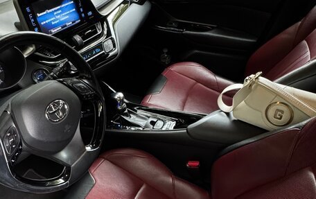 Toyota C-HR I рестайлинг, 2018 год, 2 250 000 рублей, 13 фотография