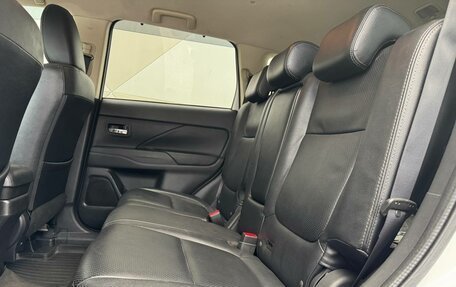 Mitsubishi Outlander III рестайлинг 3, 2015 год, 1 599 000 рублей, 20 фотография