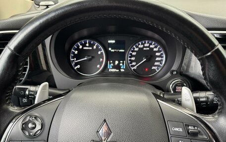 Mitsubishi Outlander III рестайлинг 3, 2015 год, 1 599 000 рублей, 15 фотография