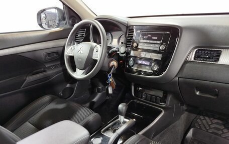 Mitsubishi Outlander III рестайлинг 3, 2017 год, 1 925 000 рублей, 14 фотография