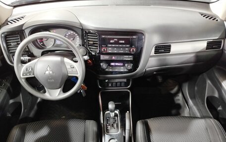 Mitsubishi Outlander III рестайлинг 3, 2017 год, 1 925 000 рублей, 15 фотография