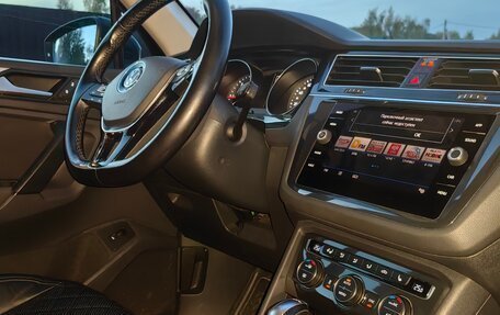 Volkswagen Tiguan II, 2018 год, 2 555 000 рублей, 2 фотография