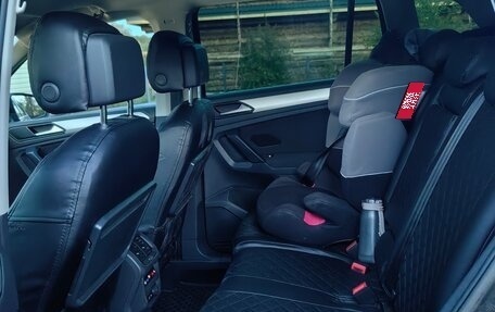 Volkswagen Tiguan II, 2018 год, 2 555 000 рублей, 3 фотография