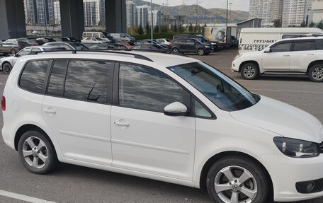 Volkswagen Touran III, 2012 год, 990 000 рублей, 2 фотография