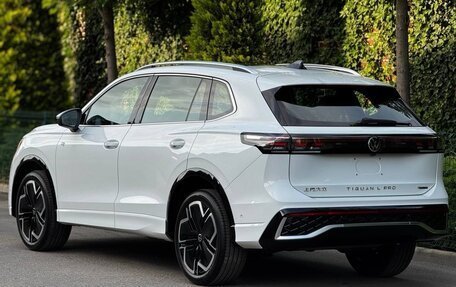 Volkswagen Tiguan, 2024 год, 4 300 000 рублей, 3 фотография