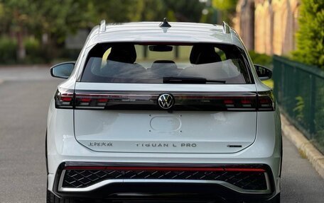 Volkswagen Tiguan, 2024 год, 4 300 000 рублей, 2 фотография