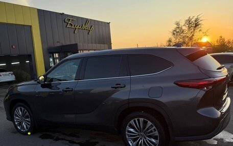 Toyota Highlander, 2022 год, 7 100 000 рублей, 3 фотография
