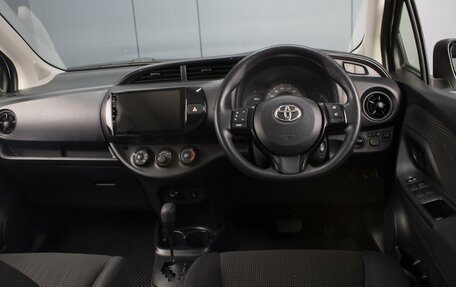Toyota Vitz, 2017 год, 990 000 рублей, 6 фотография