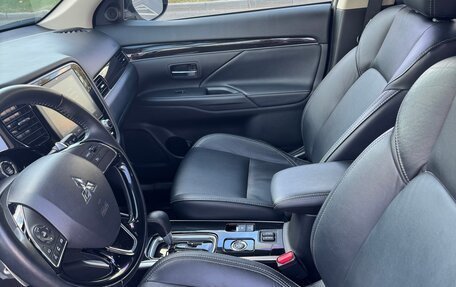 Mitsubishi Outlander III рестайлинг 3, 2021 год, 3 200 000 рублей, 8 фотография