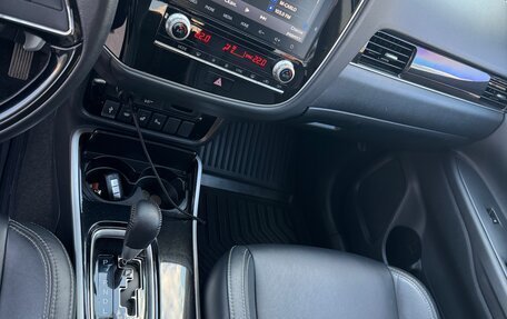 Mitsubishi Outlander III рестайлинг 3, 2021 год, 3 200 000 рублей, 10 фотография