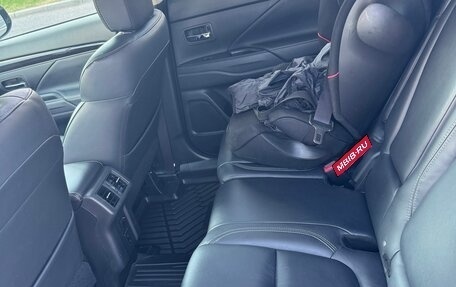 Mitsubishi Outlander III рестайлинг 3, 2021 год, 3 200 000 рублей, 11 фотография