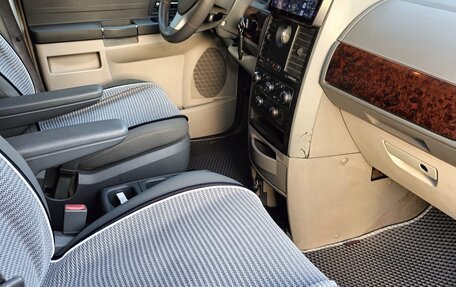 Chrysler Town & Country V рестайлинг, 2010 год, 1 250 000 рублей, 5 фотография