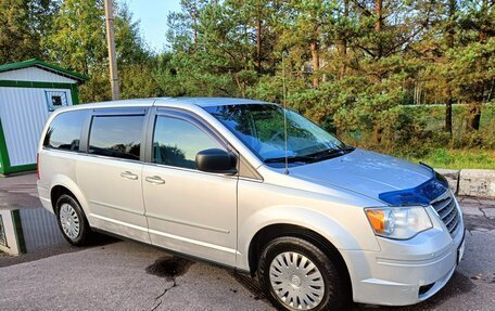 Chrysler Town & Country V рестайлинг, 2010 год, 1 250 000 рублей, 2 фотография