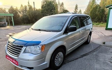 Chrysler Town & Country V рестайлинг, 2010 год, 1 250 000 рублей, 3 фотография