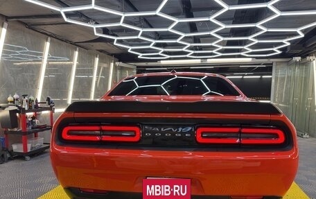 Dodge Challenger III рестайлинг 2, 2014 год, 4 300 000 рублей, 2 фотография