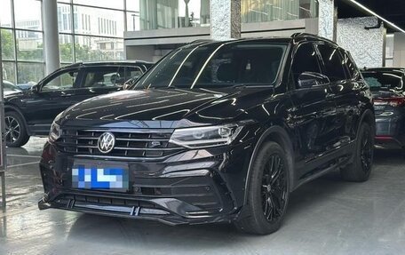 Volkswagen Tiguan II, 2021 год, 2 092 000 рублей, 1 фотография