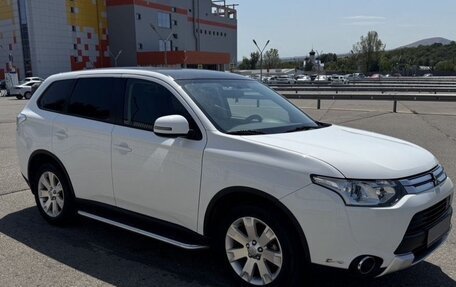 Mitsubishi Outlander III рестайлинг 3, 2014 год, 1 635 000 рублей, 2 фотография