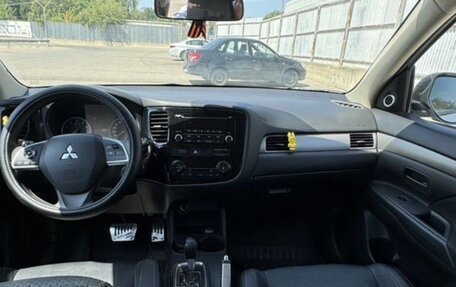 Mitsubishi Outlander III рестайлинг 3, 2014 год, 1 635 000 рублей, 6 фотография