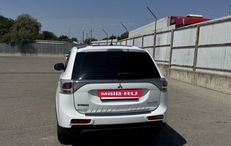 Mitsubishi Outlander III рестайлинг 3, 2014 год, 1 635 000 рублей, 4 фотография