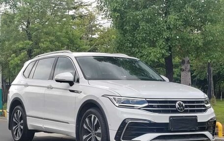 Volkswagen Tiguan II, 2023 год, 3 267 000 рублей, 3 фотография